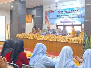 Acara dibuka oleh Rusydah Kepala Bidang Politik Dalam Negeri dan Organisasi Kemasyarakatan mewakili Kepala Badan yang mengatakan, sosialisasi ini adalah wujud fasilitasi dari Pemerintah Kabupaten Banjar, untuk mewujudkan bantuan keuangan pada parpol yang tertib administrasi, taat aturan dan berdaya guna. �Dalam hal ini bantuan yang diberikan itu agar pelaporannya nanti lebih akurat, akuntabel dan transparan. Kemudian dengan adanya bantuan ini diharapkan bahwa partai politik akan meningkatkan pendidikan politiknya terhadap masyarakat, juga terhadap anggotanya, kepada pengurus parpol agar memprioritaskan banpol untuk melaksanakan pendidikan politik bagi anggota parpol dan masyarakat� �Selanjutnya ia berharap kiranya para peserta sosialisasi semua dapat memanfaatkan kegiatan ini sebagai wahana peningkatan wawasan dan pemahaman atas peraturan perundang-undangan di bidang politik khususnya terkait dengan bantuan keuangan kepada partai politik. �Banpol dari Bakesbangpol bertujuan membentuk proses pendidikan politik yang baik bagi segenap masyarakat. Sehingga menciptakan proses demokrasi yang mengusung asas profesional dan akuntabel bagi kita semua,� terangnya.